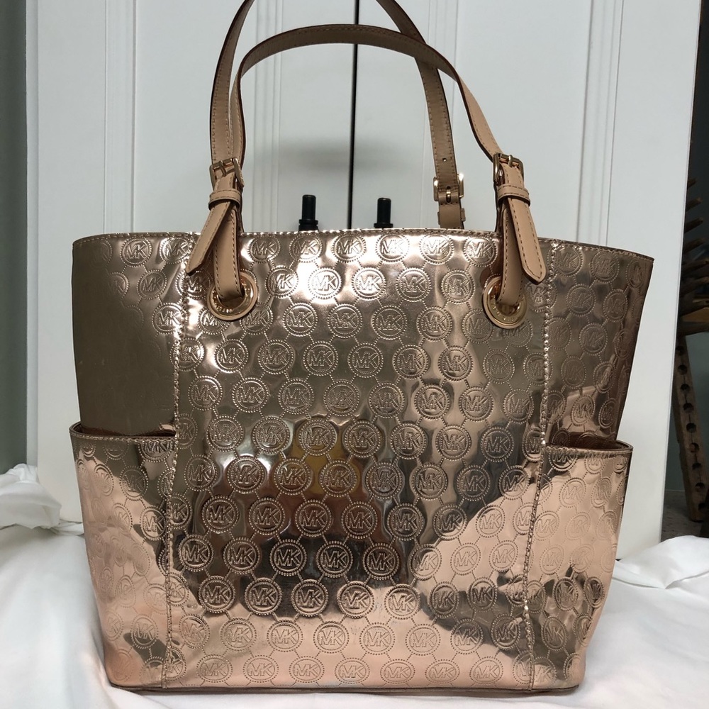 Michael Kors Signature Metallic Shopping Bag in Rose Gold.